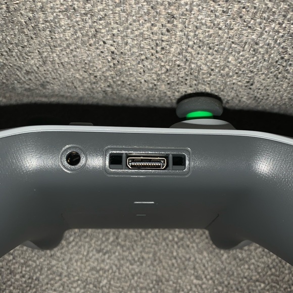 BASICALLY NEW - USED ONCE Grey Xbox 1 Controller - Picture 5 of 5